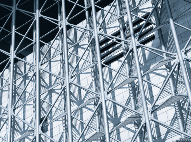 Assembly of a prefabricated structure in an automat ...